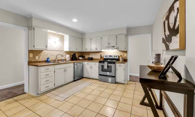 Winston - Salem House | Wine Bar Private Patio Pet-Friendly Long Stays