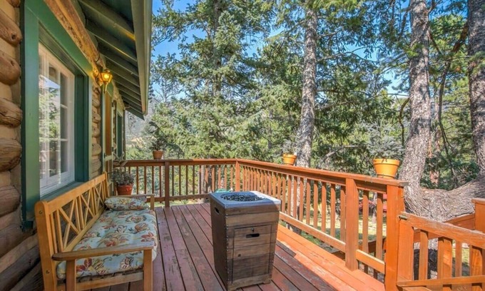 Cascade-Chipita Park Cabin | Wine Gazebo Pikes Peak Mountain Log Cabin
