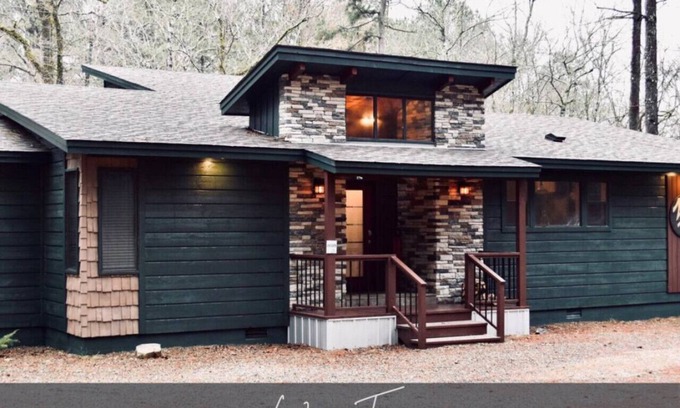 Broken Bow Cabin | Wine Time – Heated Pool, Shuffleboard, Table Arcade, Play Set