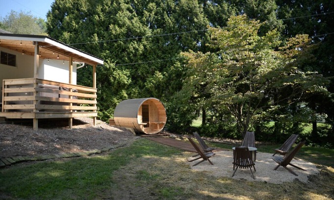 Willow Street Apartment | Winter Getaway|Hot tub|OUTDOOR SAUNA|Fireplace|Fire-pit|