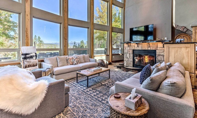 Granby House | Winter Park/Granby Chalet w/ Mtn View & Hot Tub!