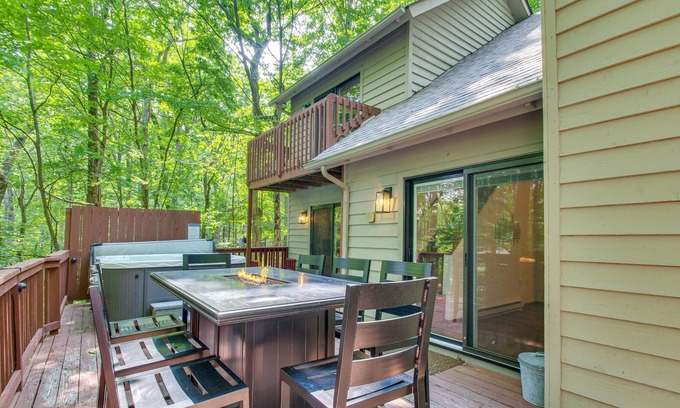 Chestnut Springs Cabin | Wintergreen Cabin w/ Hot Tub: Golf & Relax!