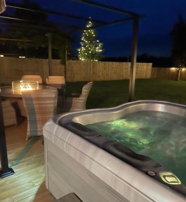 Evesham House | Wisteria Barn hot tub holidays in the Cotswolds