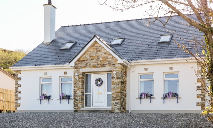 Annagry Cottage | WISTERIA COTTAGE, family friendly in Annagry, County Donegal