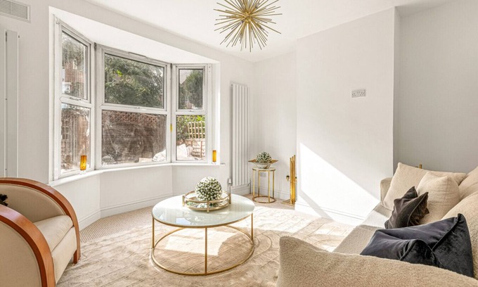 Runnymede House | Wisteria Way in Virginia Water