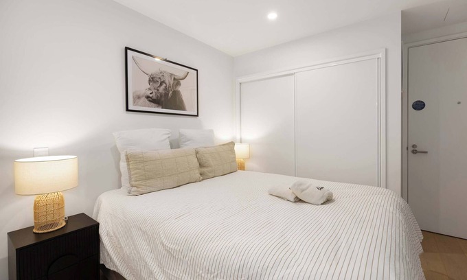 Te Aro Apartment | WLG CBD 1BR - Luxe Hyde Lane Stay with Amenities