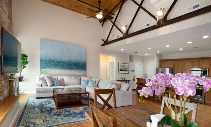 Lexington Apartment | WLU & VMI’s Urban Retreat with Private Parking