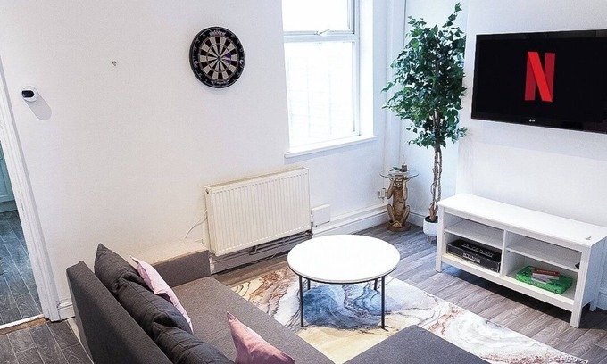 Wolverhampton House | Wolverhampton - 4 Bed House - Free Parking