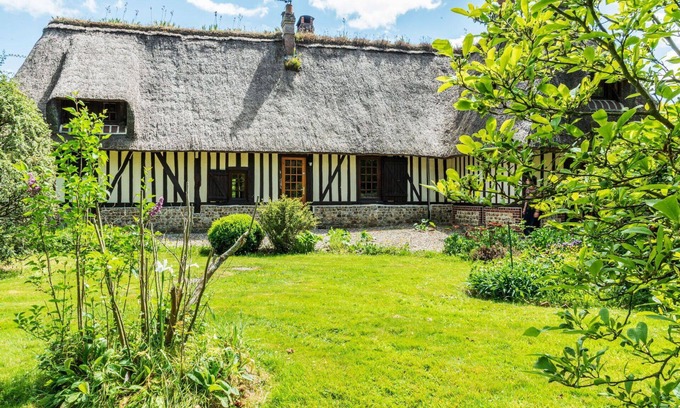 Saint-Georges-du-Mesnil Villa | Wonderful private villa for 10 people with WIFI, TV and pets allowed