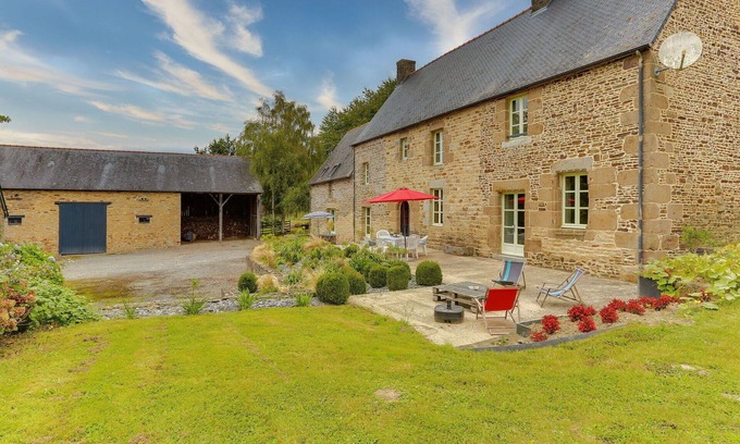 Saint-Ouen-La-Rouerie Villa | Wonderful private villa for 6 guests with WIFI, TV, terrace and panoramic view