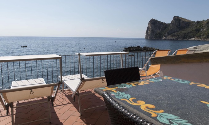 Marina del Cantone Apartment | Wonderful apartment on the sea