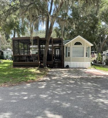 Salt Springs House | Wonderful Cottage Overlooking the Lake with Porch in Florida