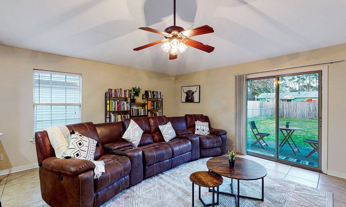 Pensacola House | Wonderful dog-friendly home with washer/dryer, patio, & kitchen - close to beach