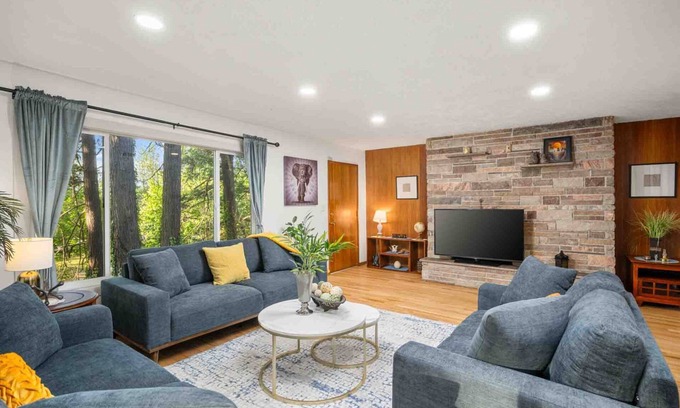Gresham House | Wonderful Forested Retreat, Next to Park, Pet Friendly, Game Room, Pool Table, Fire-Pit, on 2 Acres