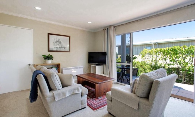 St. Heliers House | Wonderful Guest Suite Steps to St Heliers Beach