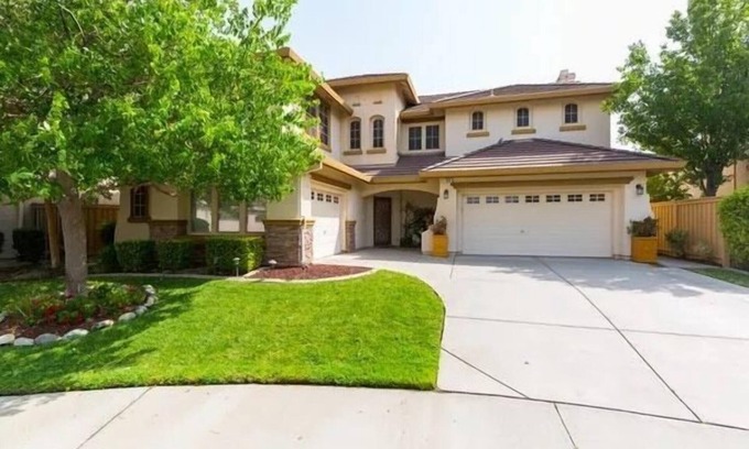 Roseville House | Wonderful Large Home very close to attractions! Newly painted exterior