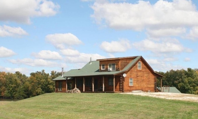Glencoe House | Wonderful Oak Log Home on the Mississippi River