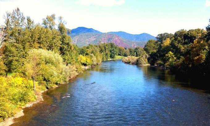 Grants Pass Resort | Wonderful Place To Stay! Accessible unit to Enjoy! Close to Reinhart Park!