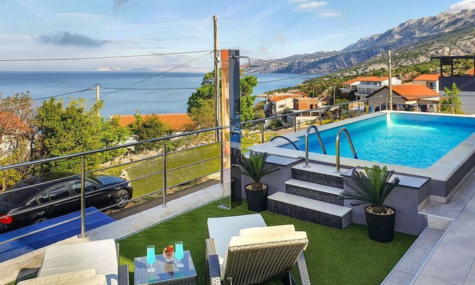 Prizna House | Wonderful private villa for 8 guests with WIFI, private pool, A/C, TV and terrace