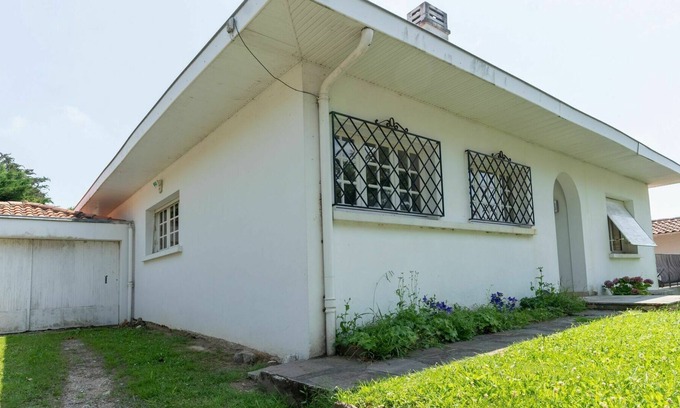 Guethary House | Wonderful private villa for 6 guests with WIFI, TV, terrace, pets allowed and parking