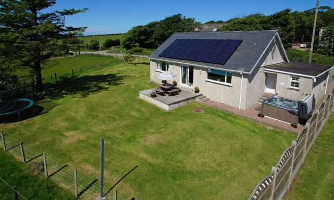 Garn Fadryn House | Wonderful private villa for 8 guests with hot tub, WIFI, TV, patio and parking