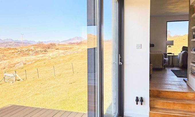 Breakish House | Wonderful private villa for 8 guests with TV, terrace and panoramic view