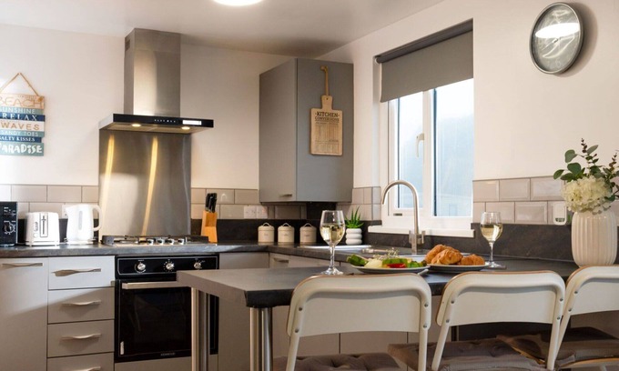 Helford Passage House | Wonderful private villa for 4 people with WIFI, TV, pets allowed and panoramic view