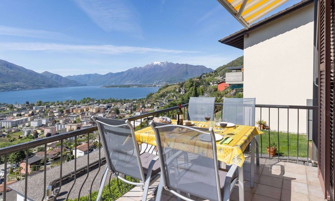 Gordola House | Wonderful private villa for 4 guests with WIFI, TV, balcony, pets allowed and panoramic view