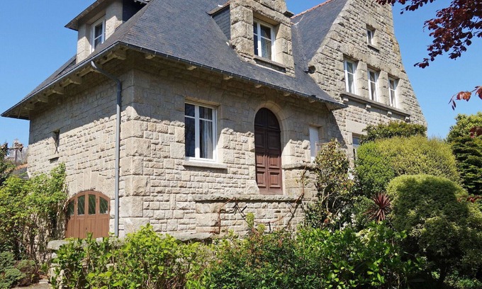 Saint-Igneuc Villa | Wonderful private villa for 6 guests with WIFI, TV and terrace