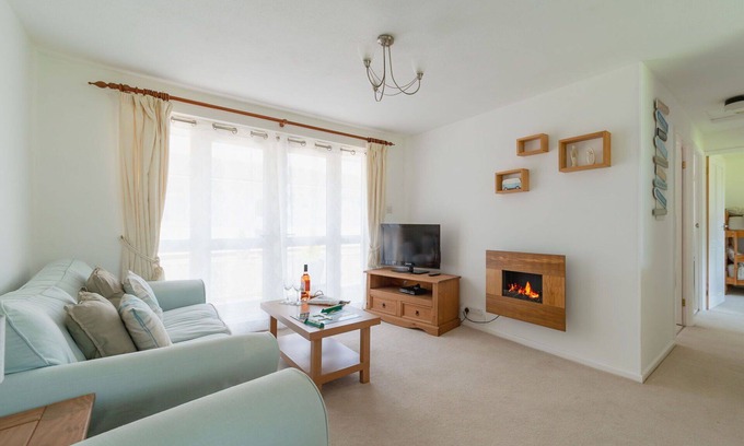 Liskeard House | Wonderful private villa for 8 guests with WIFI, TV and patio