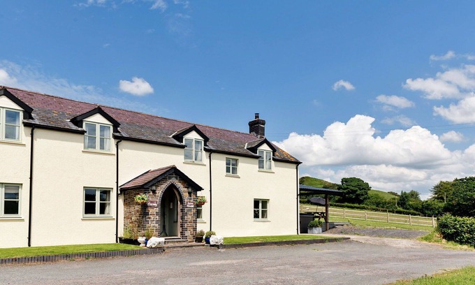 Devils Bridge House | Wonderful villa for 12 guests with hot tub, WIFI and pets allowed