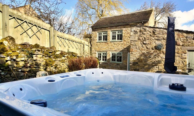 Bellerby House | Wonderful villa for 6 guests with WIFI, hot tub, terrace and pets allowed