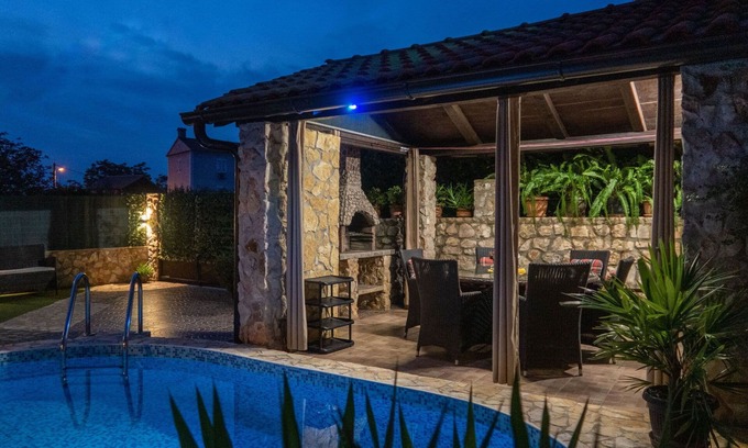 Polje House | Wonderful villa for 6 people with A/C, private pool, hot tub, WIFI, TV, terrace and pets allowed