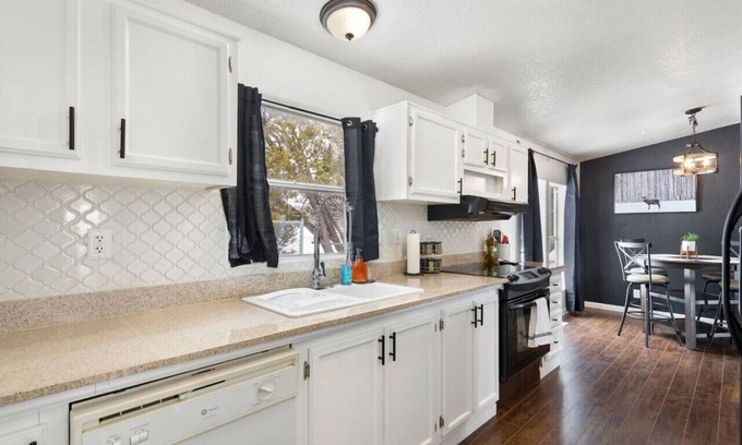 Williams House | Wonderland in Williams|Scenic Views |EscapetheCity