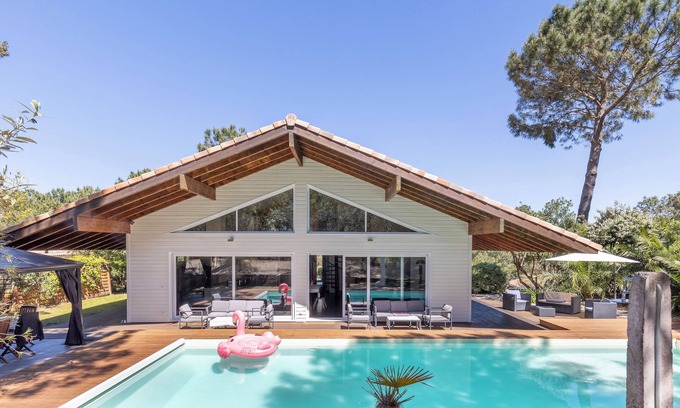 Moliets-et-Maa House | Wood & Design Villa with Heated Pool between Forest, Golf, and Ocean – Moliets, Sleeps 10