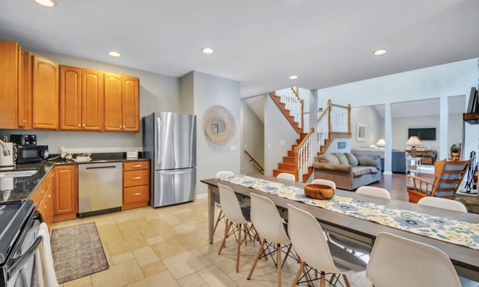 Montague House | Wooded Sands: Autumn Bliss – Cozy Up in Nature's Colorful Wonderland!