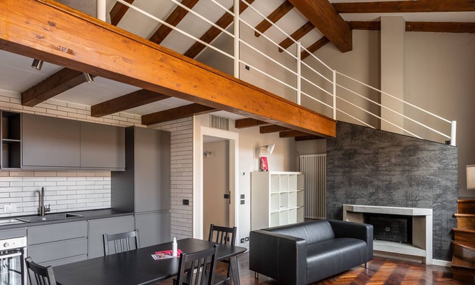 Historic Center Apartment | Wooden design apartment by Wonderful Italy