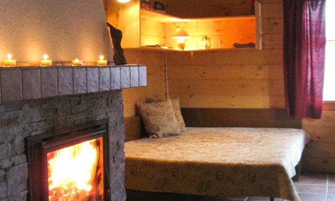 Dubrava Cottage | Wooden log cabin in traditional style