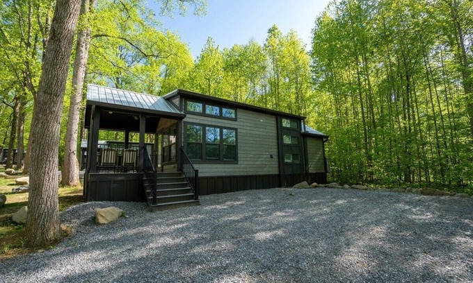 Gatlinburg - Pigeon Forge House | Woodland Tiny Cabin | Hickory Cabin