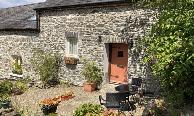 Lampeter Cottage | Woodpecker Cottage - Cosy Countryside Retreat with 2 acres of Private Meadows