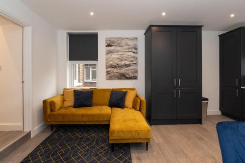 North Finchley Apartment | Woodside Park 3 Bedroom Apartments with Parking