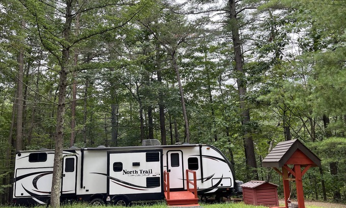 Petersburg House | Woodsy private RV for your Happy Valley getaway.