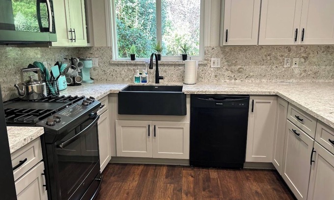 McKinleyville House | Work at home in this remodeled/newly furnished house; fully fenced/private yard