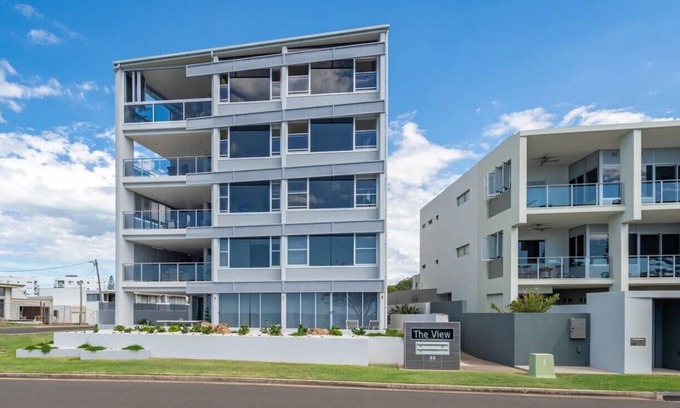 Bargara Apartment | Wow is what you will say as you enter this large modern 3 bedroom apartment