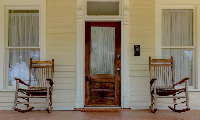 Columbus House | Wrap-Around-Porch & Pet-Friendly- Cozy Uptown Home
