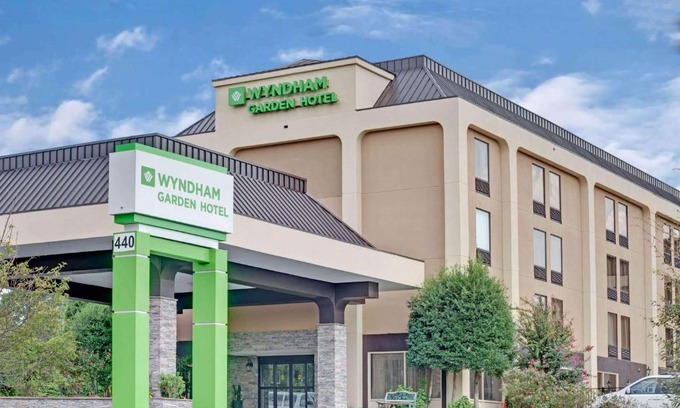 Executive Park Hotel | Wyndham Garden Charlotte Airport Southeast
