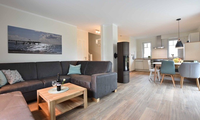Bastorf Apartment | XL 8-room vacation home with fireplace (max. 11 people) - L7 Holiday home Strandhafer