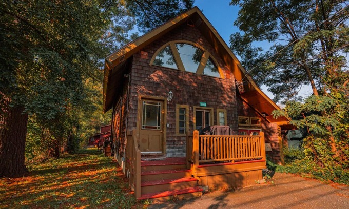Keene Apartment | Xplorer I - Keene | Modernized Private Apartment in Town | Centrally Located to Major Trailheads