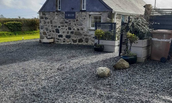 Efailnewydd House | Y Beudy,Llyn Peninsula.Barn Conversion. Abersoch,Pwllheli Porthdinllaen,Hot Tub.