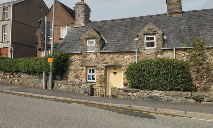 Criccieth Cottage | Y BWTHYN, pet friendly, character holiday cottage in Criccieth